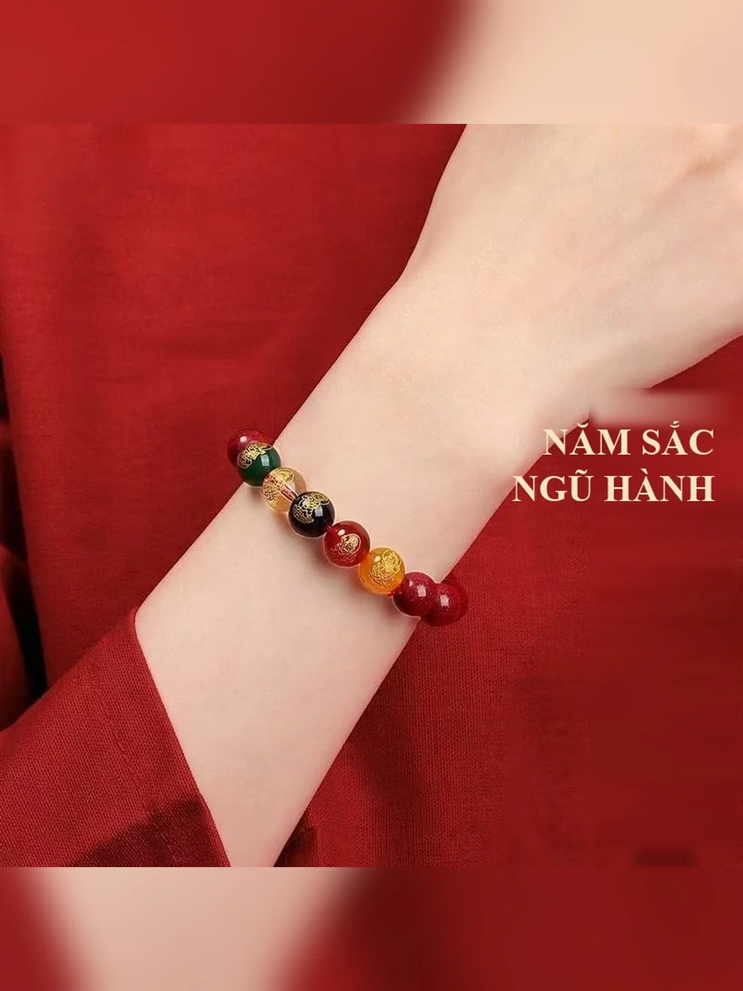Đeo vòng ngũ hành chu sa đỏ trên tay
